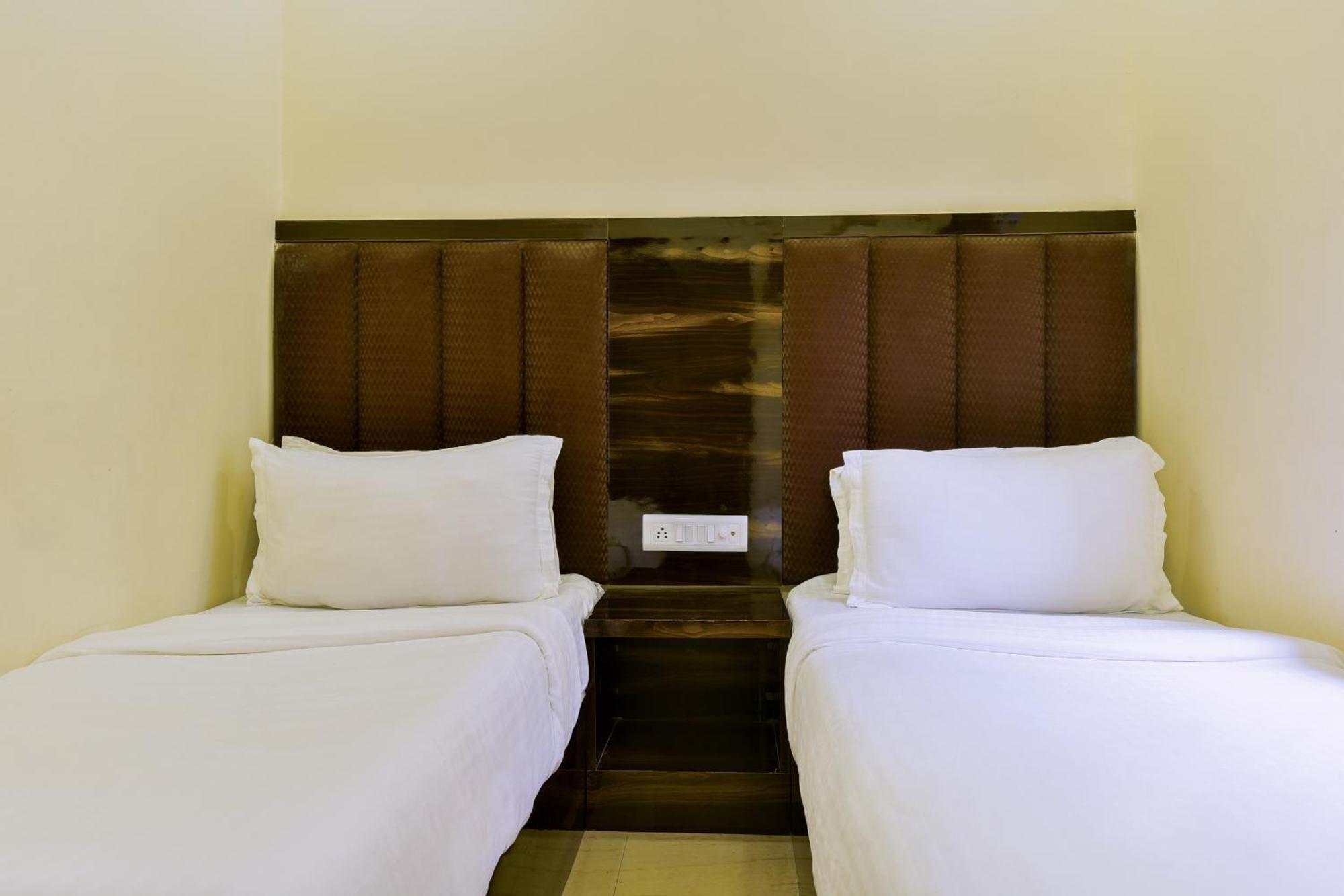 Hotel Deluxe Mumbai Exteriör bild